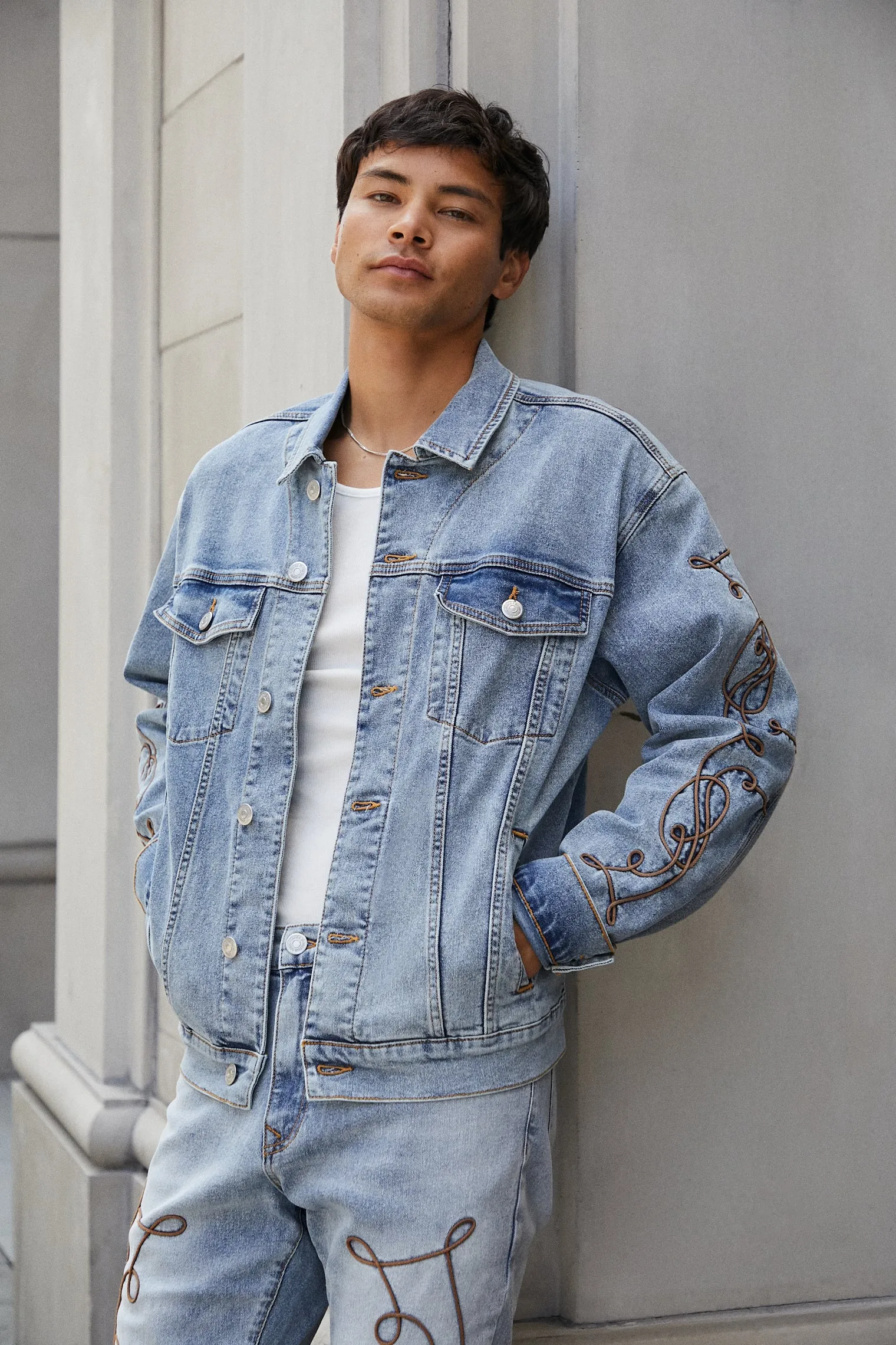 Blouson en denim avec motif brodé